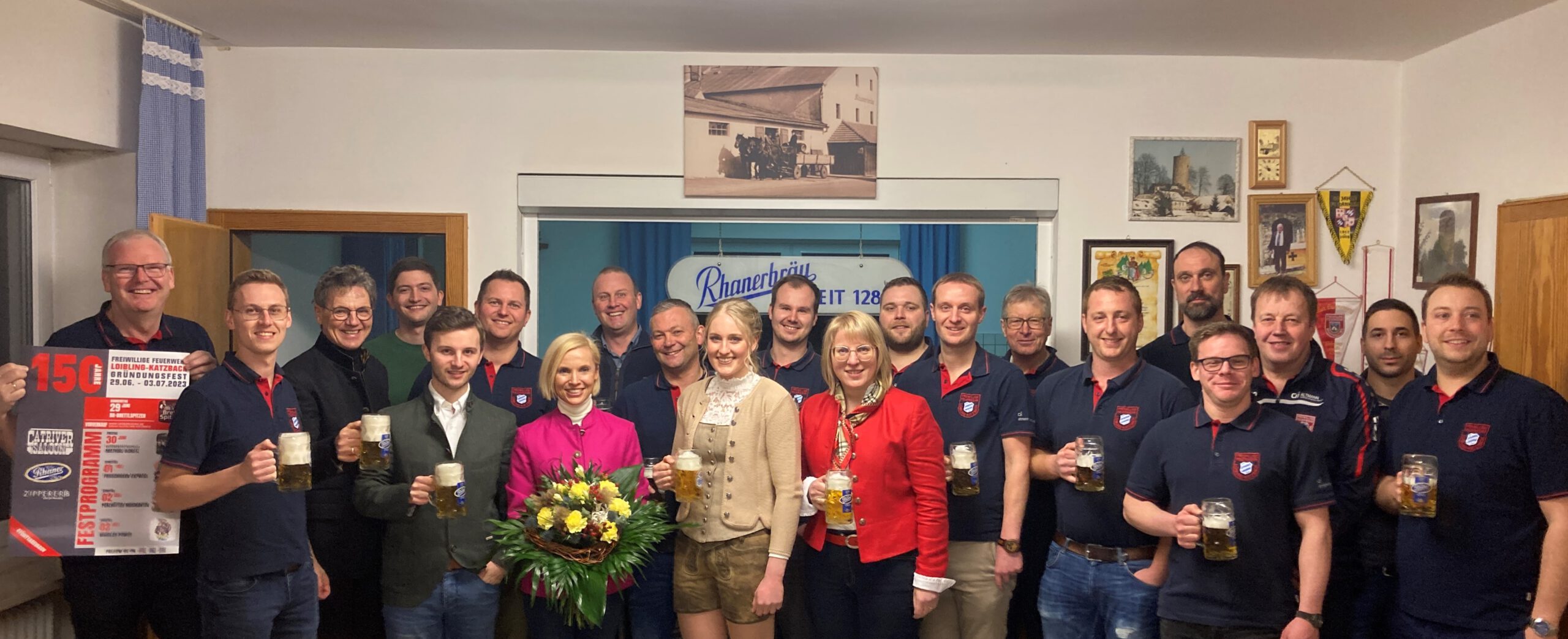 Die FFW Loibling-Katzbach mit Abordnungen der Patenvereine FFW Katzberg und Willmering zu-sammen mit der Brauereifamilie Plößl