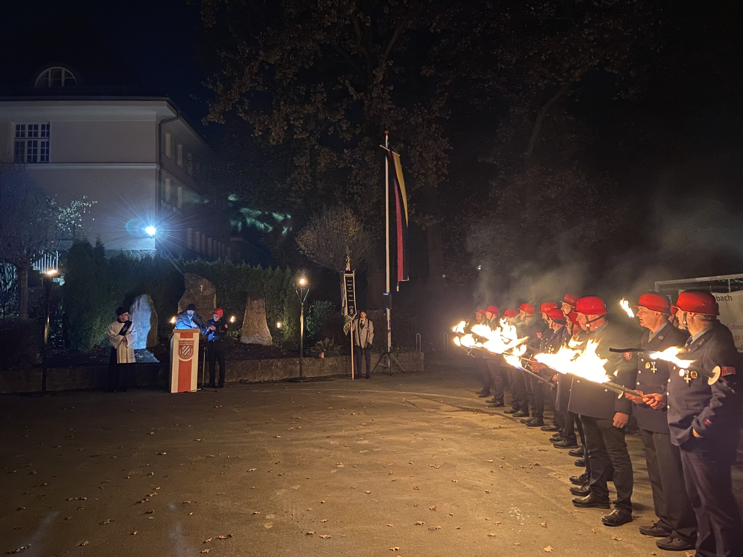 Die Freiwillige Feuerwehr Loibling-Katzbach im Gedenken an die Op-fer aus Krieg und Gewalt