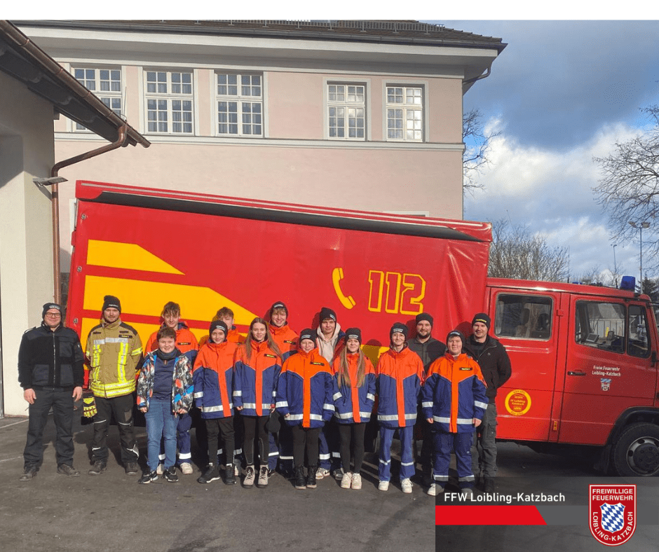 Die Jugendwarte Stefan Simmet und Sebastian Stelzer mit dem Feuer-wehrnachwuchs zusammen mit Johannes Kirzinger und dem stellvertretenden Kommandanten Benjamin Kreitinger (von links nach rechts)