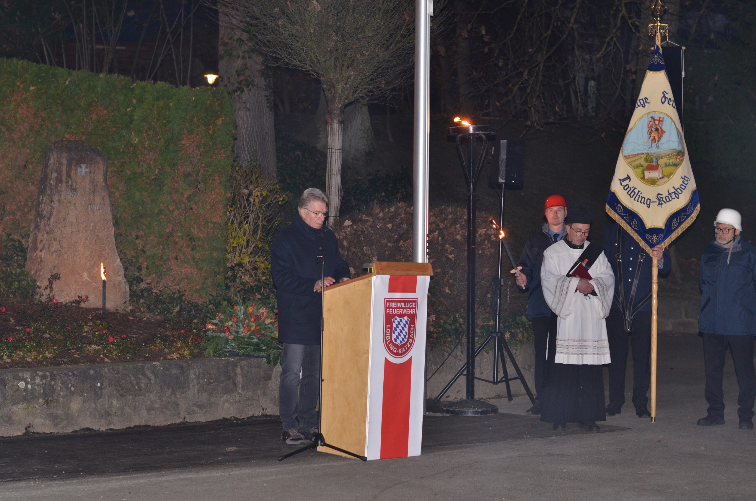 Die Schrecken der Geschichte nicht zu vergessen, mahnte Stadtrat Sepp Blaha am Kriegerdenkmal in Loibling