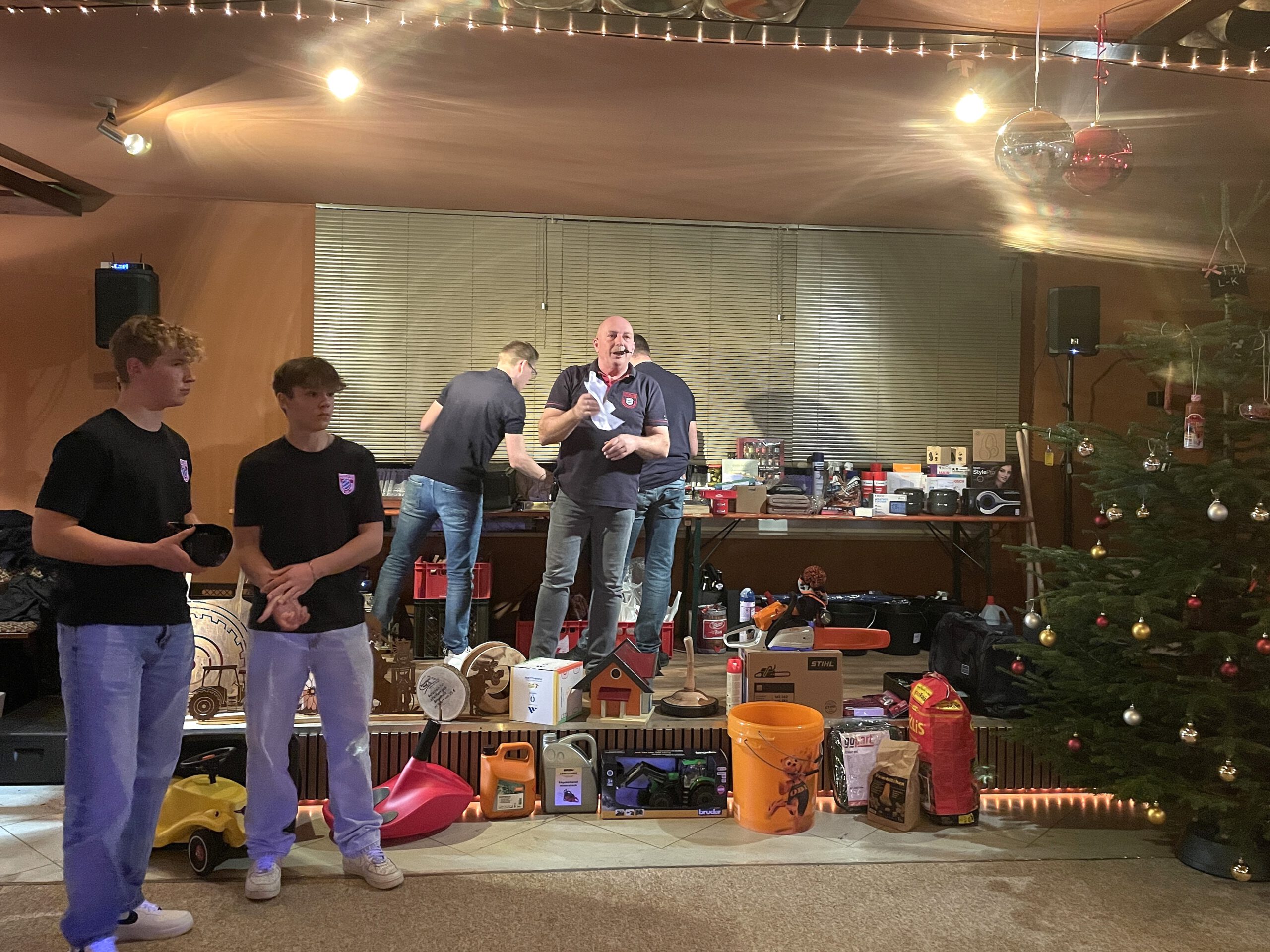 Gemeinsam mit Vorstandschaft und Jugendfeuerwehr brachte Auktionator Manfred Groitl zahlreiche Artikel an den Bestbietenden