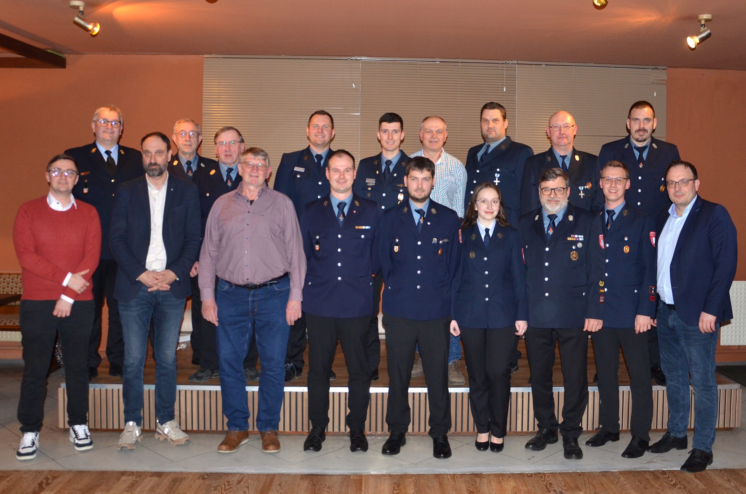 Die bei der Jahreshauptversammlung der FFW Loibling-Katzbach gewählten Kommandanten, sowie die beförderten und geehrten Kameraden zusammen mit den Ehrengästen.