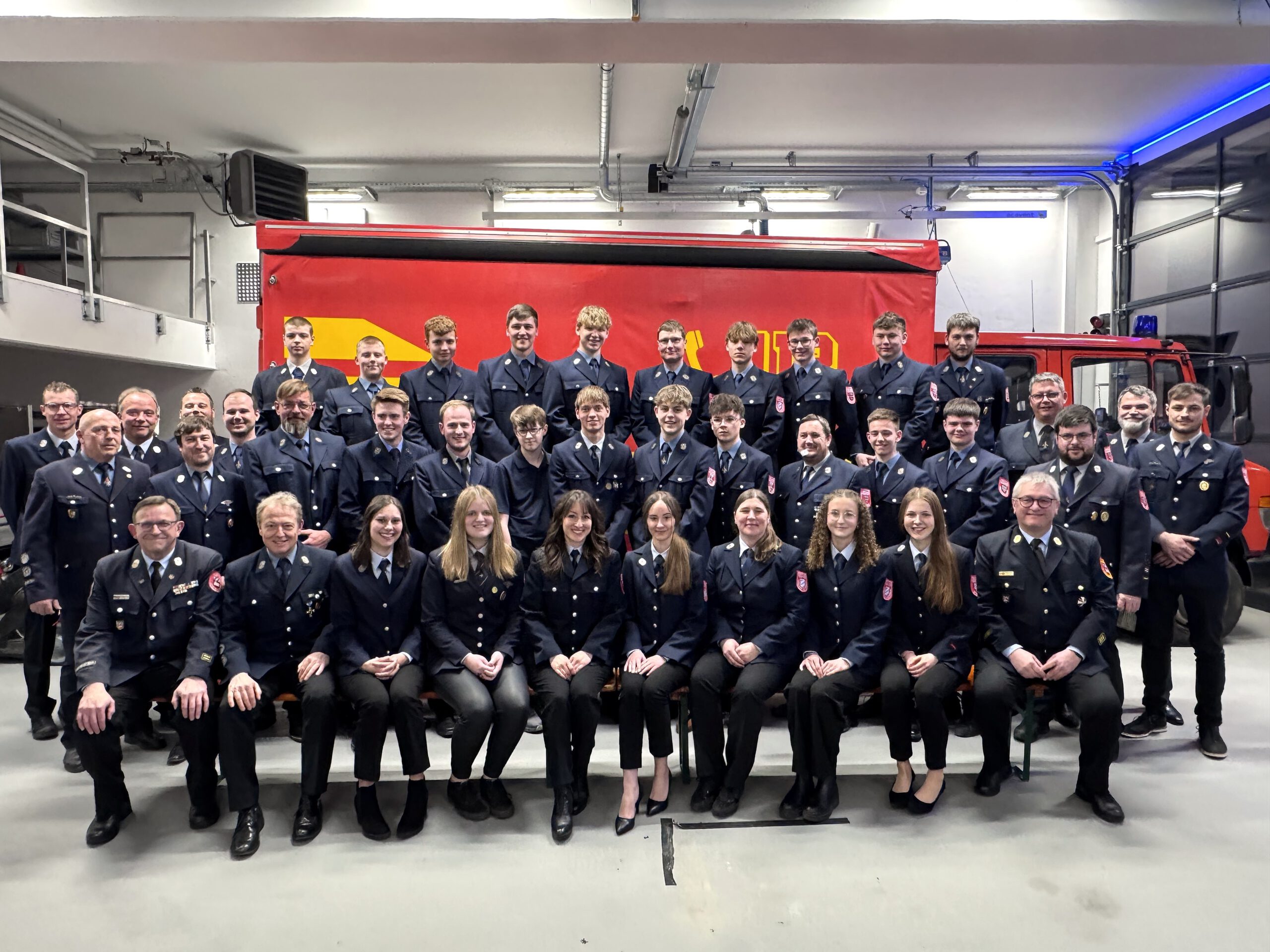 Die Absolventen und Ausbilder des MTA-Lehrganges aus dem KBM-Bereich 3/3 mit KBI Marco Greil (sitzend ganz rechts) und KBM Hans Hochmuth (sitzend ganz links)